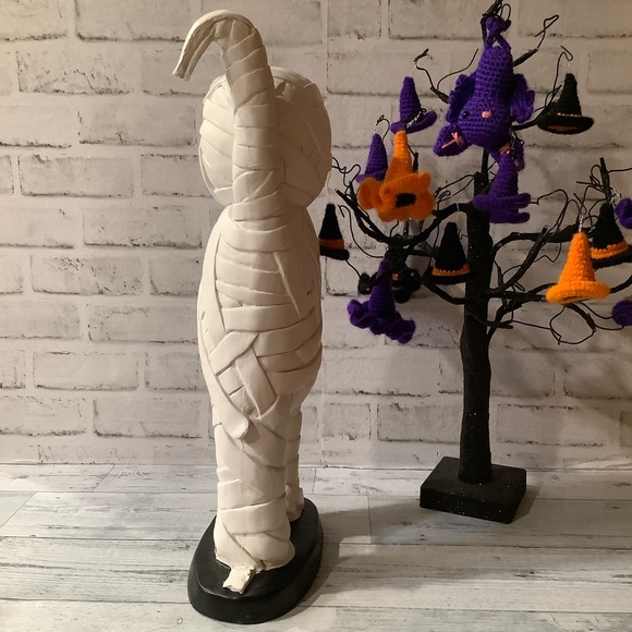 Resin Halloween Standing Mummy On Base - Picture 4 of 7